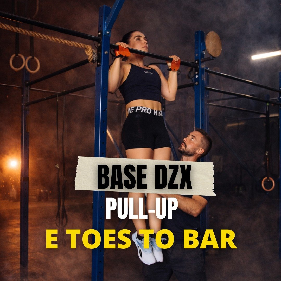 Base DZX Pull-up e Toes To Bar: atleta fazendo pull-up na barra com o treinador apoiando